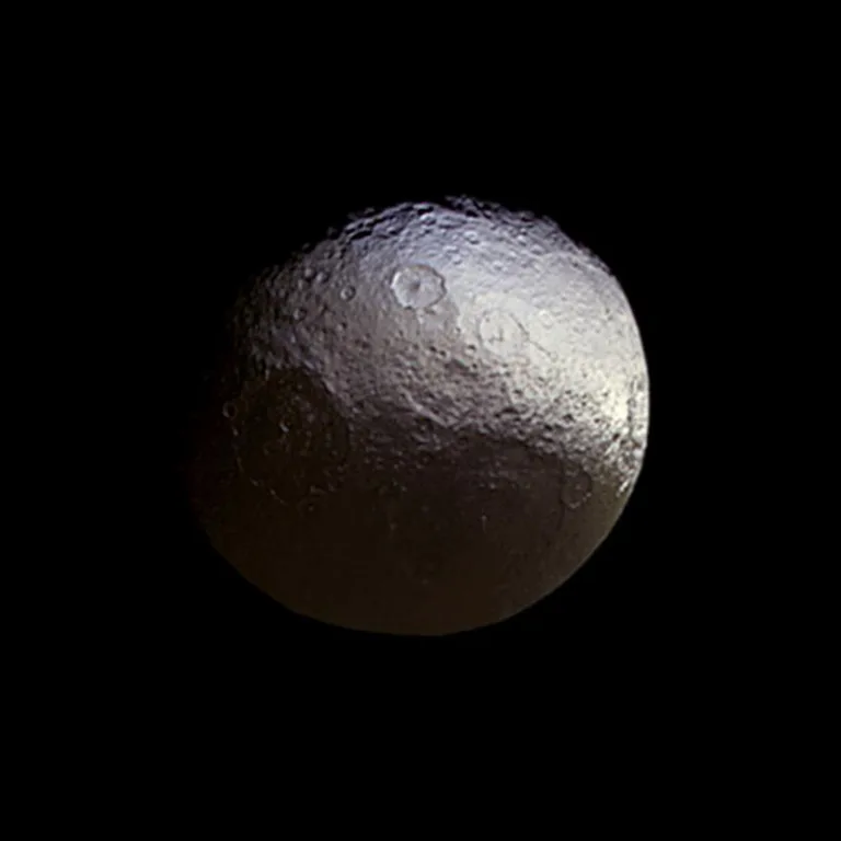 25. oktober 1671: Giovanni Cassini oppdaget Saturns «yin-yang-måne»