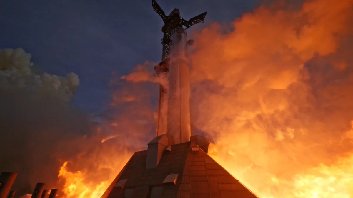 SpaceX fyrte opp 33 motorer før krevende Starship-oppskyting