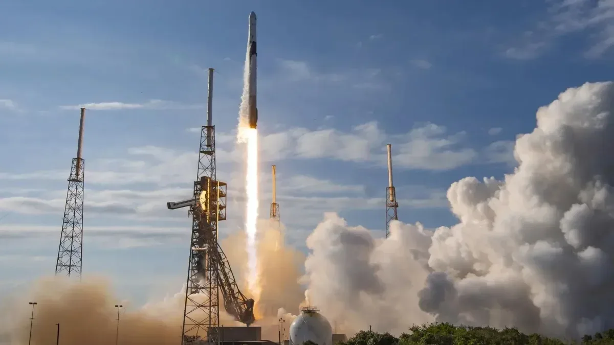 SpaceX sender 2860 kilo last til romstasjonen – oppskytingen kan følges direkte