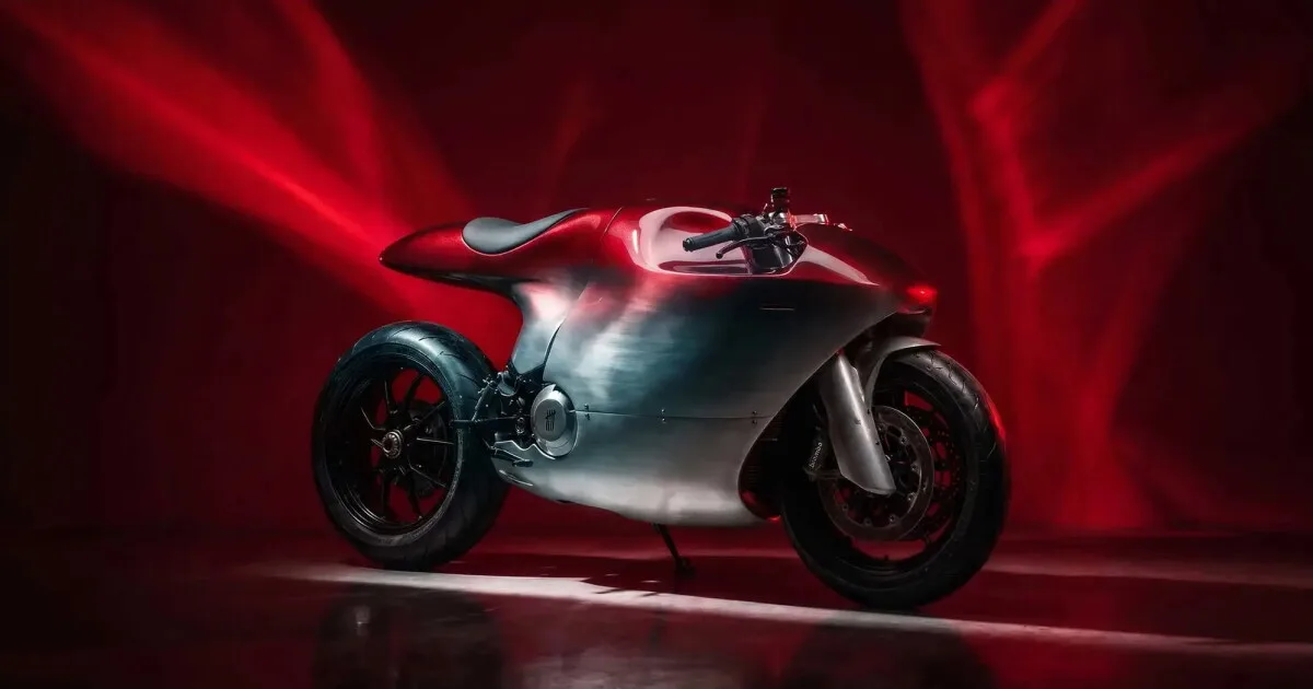 Ducati (RED) 800 blir en håndlaget metallskulptur med 110 hk