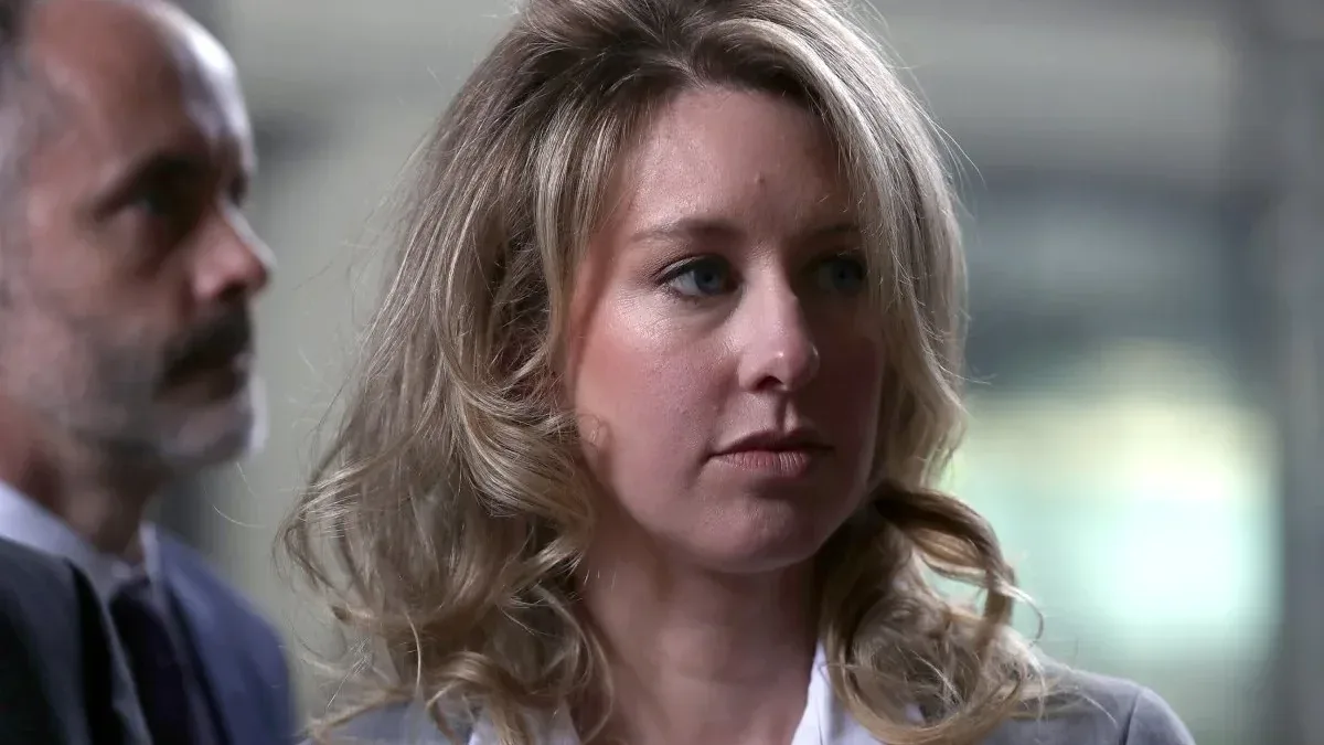 Interaktivt skrivebord gjenskaper Elizabeth Holmes’ Theranos-hverdag med ekte rettsdokumenter