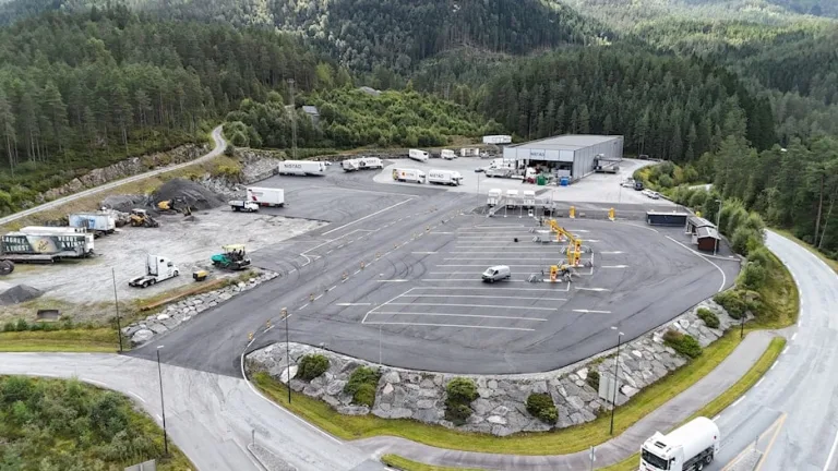 Ny døgnhvileplass med hurtiglading åpnet ved E39 i Sunnfjord