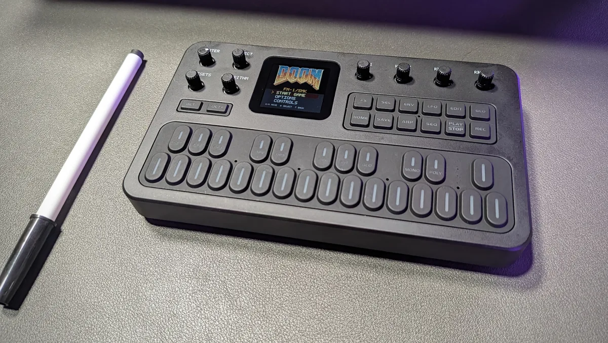 M-Vave FM-1 går fra billig synthesizer til lommeformat musikkstudio