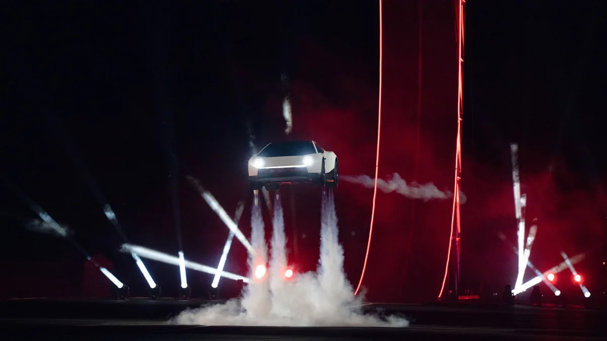 Tesla viste en «flyvende» Roadster – eksperter kaller demonstrasjonen upraktisk