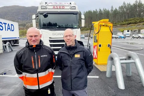Image 28: Bilete av to menn framfor ein tungbil