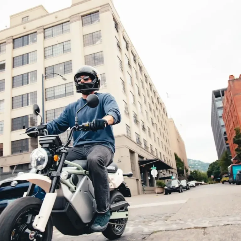 LiveWire elektriskais motocikls ļaus apgūt tiesības bez sajūga un pārnesumu pārslēgšanas